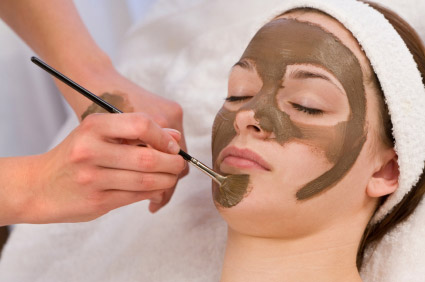 istockphoto_7133591-woman-having-chocolate-face-mask-applied-by-beautician-at-spa
